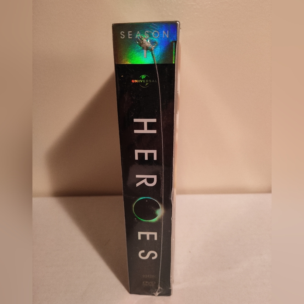 NWT Heroes Season 1 limited edition DVD plus comic book - Picture 2 of 5